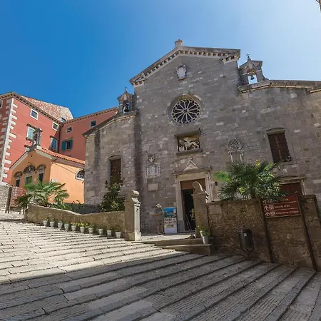 Gorgeous In Labin With Kitchen Raša