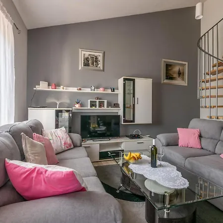 Casa vacanze Gorgeous In Labin With Kitchen *